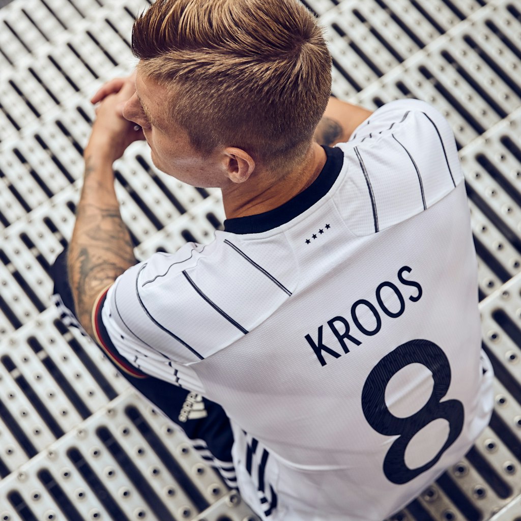 Vier Sterne im Nacken: Das neue Trikot der DFB-Elf.