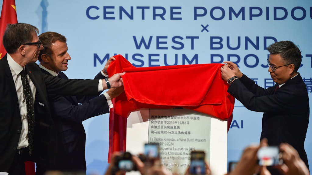 Frankreichs Präsident Emmanuel Macron (M) und der Präsident des Centre Pompidou Serge Lasvignes (L) eröffnen in Shanghai eine weitere Filiale des Pariser Museums.