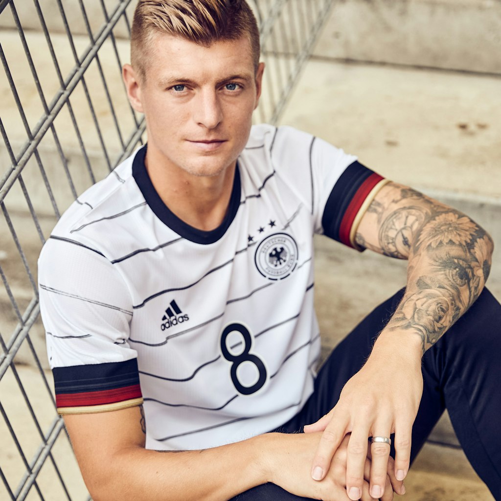 Toni Kroos trägt das neue Trikot der deutschen Fußball-Nationalmannschaft.