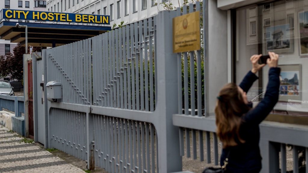 Das umstrittene Hostel auf dem Areal der Botschaft Nordkoreas in Mitte. 