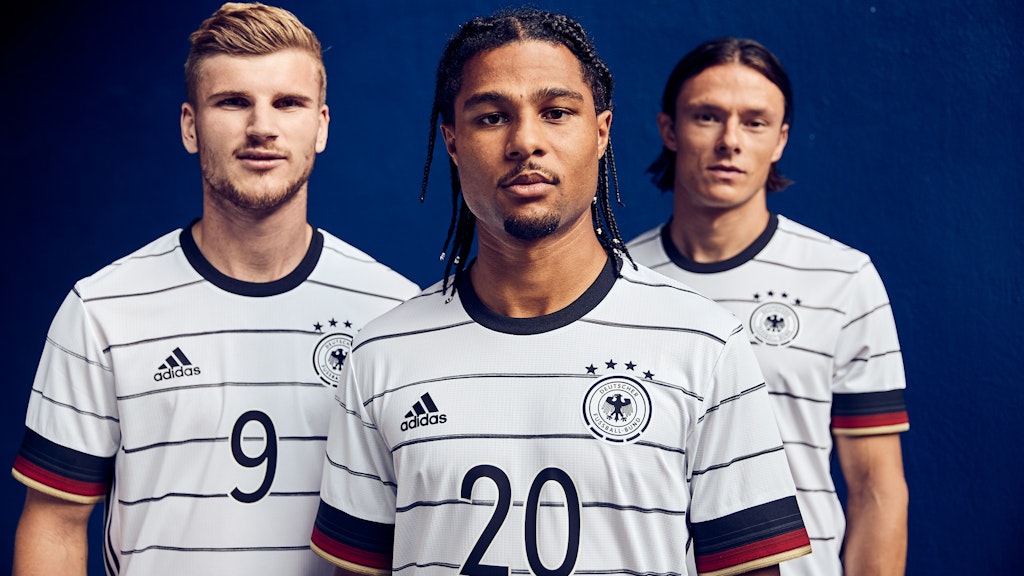 Timo Werner (l-r), Serge Gnabry und Nico Schulz tragen das neue Trikot der deutschen Fußball-Nationalmannschaft. 