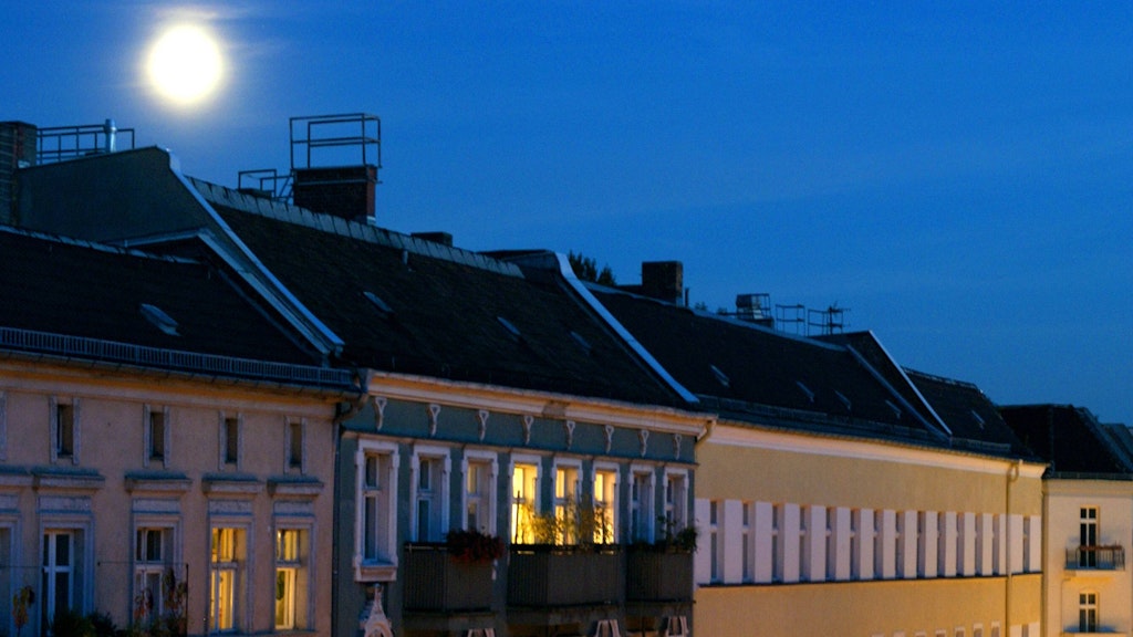 Wohnungen in Berlin-Friedrichshain bei Nacht. (Symbolbild)