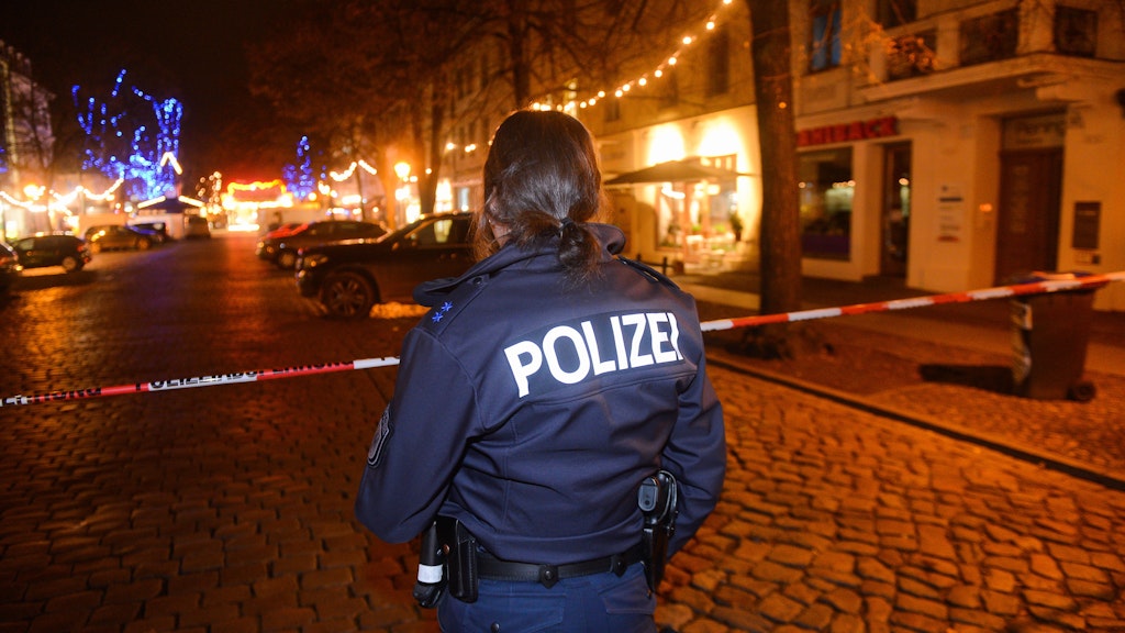 Eine Polizistin an dem wegen einer Bombendrohung abgesperrten Weihnachtsmarkt (Archiv).