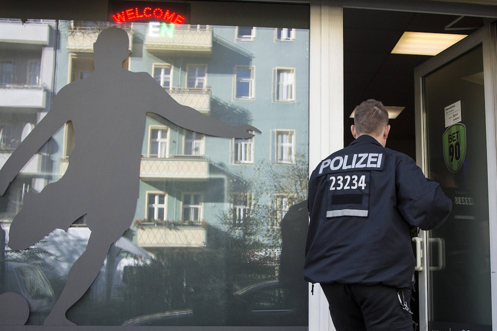 Polizisten kontrollieren in Neukölln Cafés, Shisha-Bars und Wettbüros.