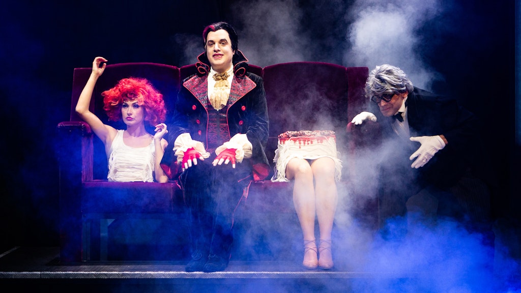 Der belgische Magier Rafael zeigt eine skurrile Darbietung als Graf Dracula – inklusive zerteilter Assistentin.