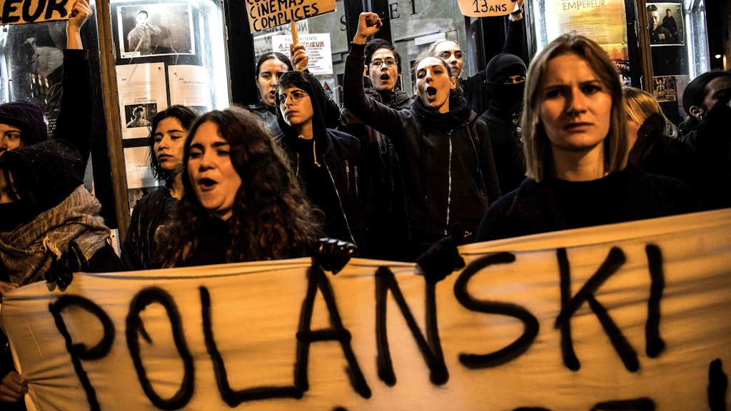 Demonstrantinnen verhindern die Premiere des neuen Polanski-Films in Paris. 