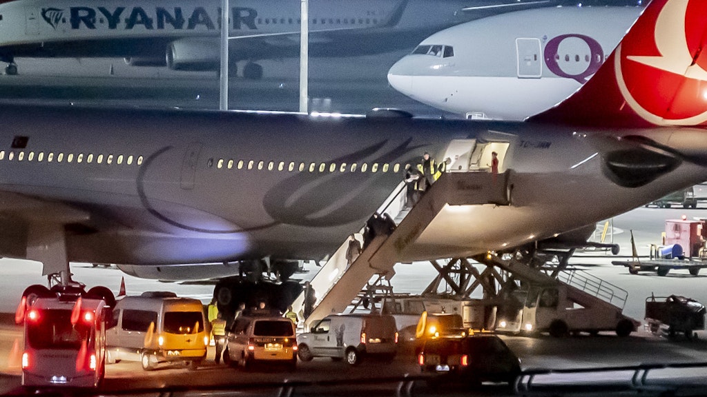 Die aus der Türkei abgeschobene Familie verlässt am Donnerstag die Maschine (Flugunmmer TK 1723, Turkish Airlines), mit der sie nach Berlin gebracht wurde.