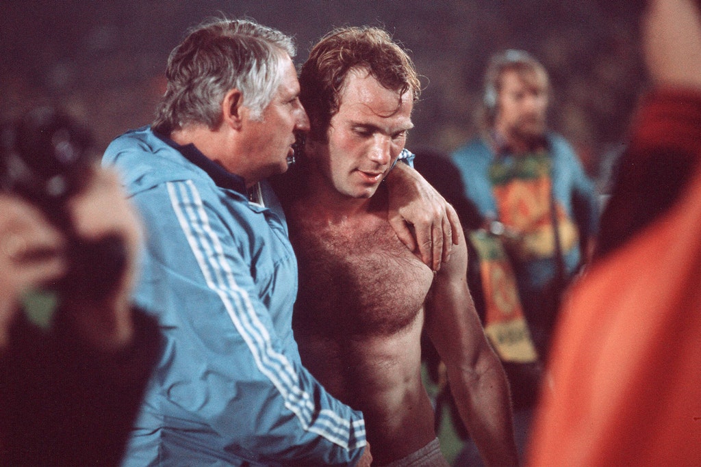 Uli Hoeneß (r.) bei der Fußball-Weltmeisterschat 1974 beim Spiel Deutschland gegen Schweden (4:2), links Co-Trainer Jupp Derwall. 