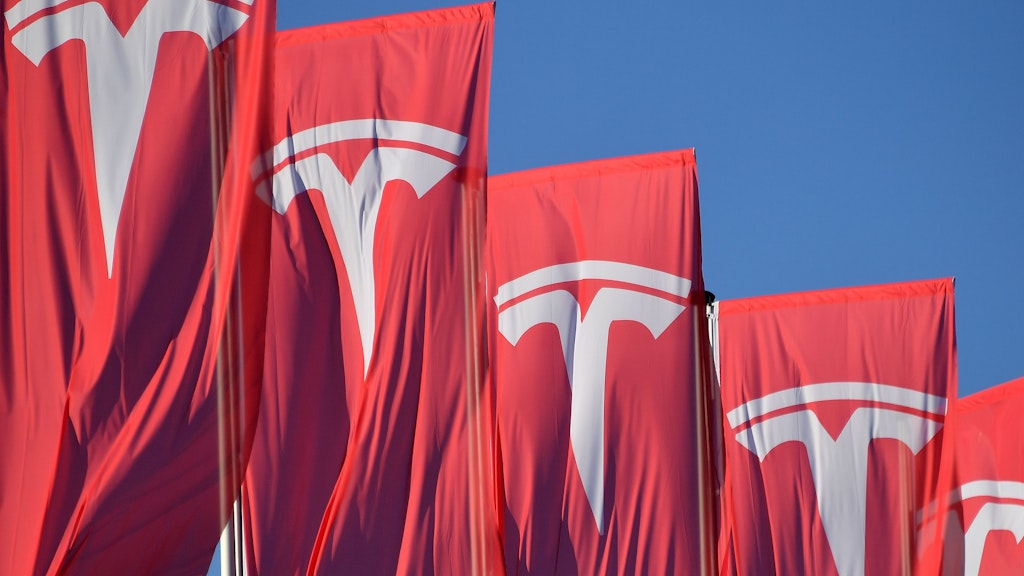 Flaggen mit dem Tesla-Logo.
