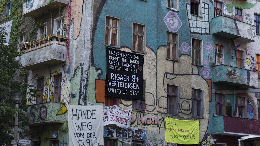 Die Fassade der Liebigstraße 34: Vor dem Landgericht geht es um das symbolträchtiges Haus der linksextremen Szene in Friedrichshain.