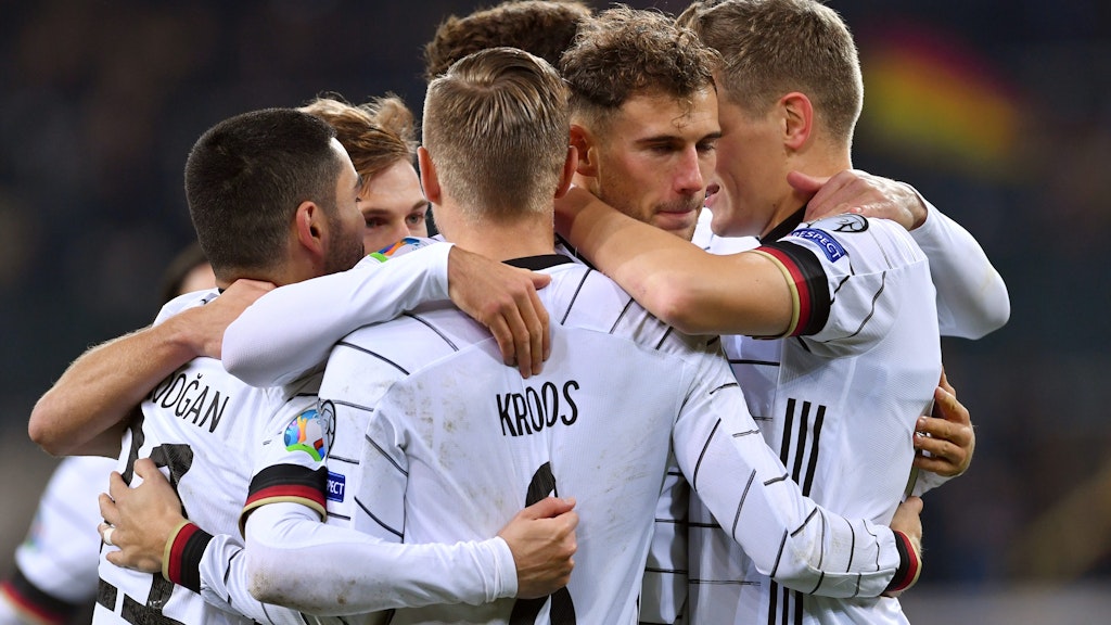 Leon Goretzka (2.v.r.) jubelt über das Tor zum 2:0 mit seinen Teamkollegen.