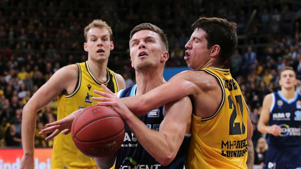 Albas Martin Hermannsoon wird von Ludwigsburgs Tanner Leissner hart attackiert.
