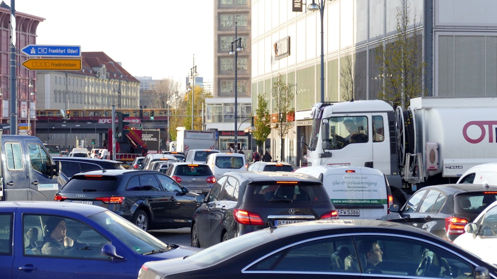 Stau-Chaos am Vormittag in Berlin-Mitte, hier an der Einfahrt zum Grunertunnel. 