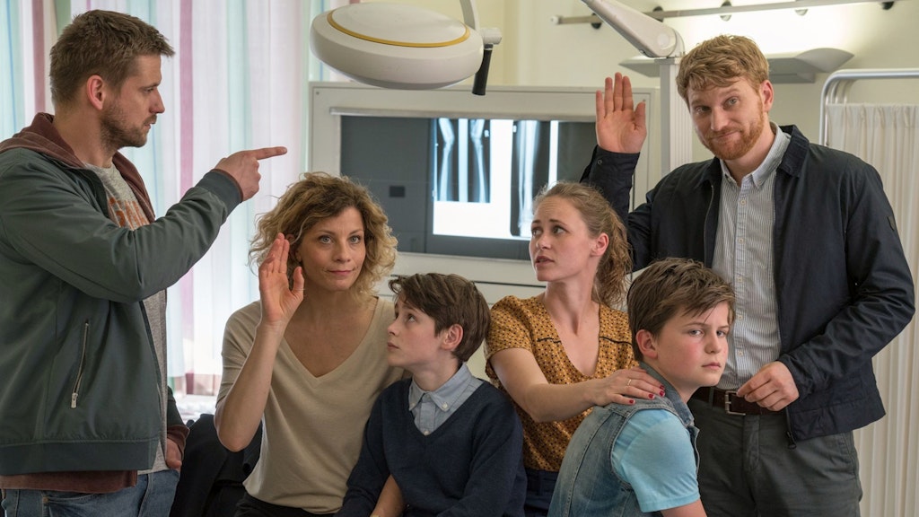 Martin (Steve Windolf), Katja (Anna Schäfer), William (Levis Kachel), Lisa (Inez B. David), Eddie (Fillin Mayer) und Patrick (Lucas Prisor, v.l.)