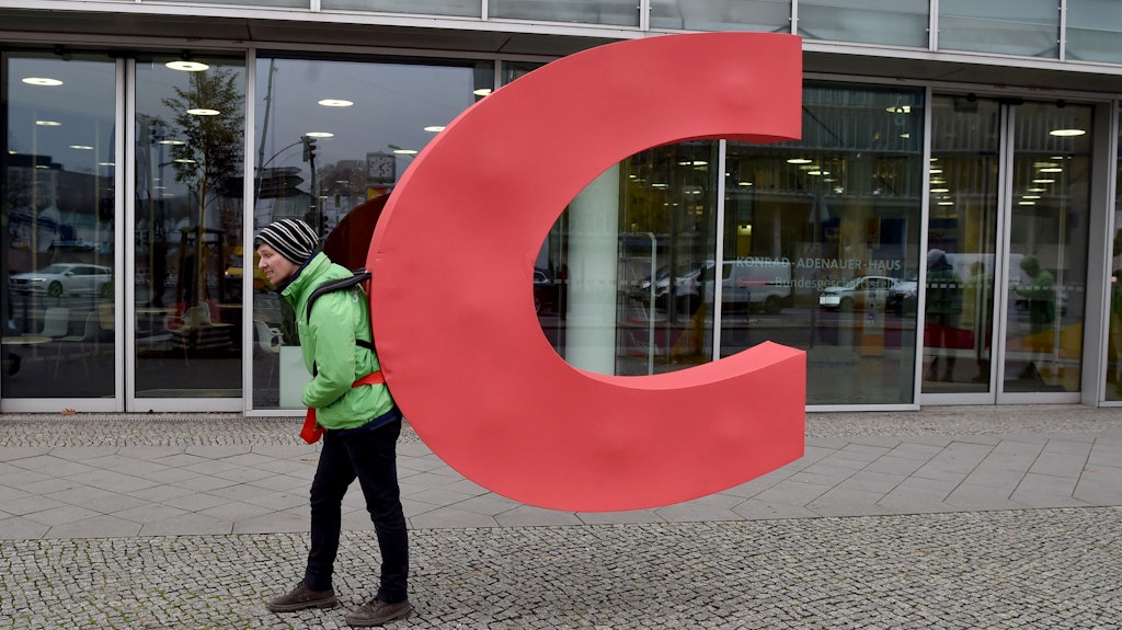 Ein Aktivist von Greenpeace trägt den Buchstaben C aus dem Parteiennamen CDU aus der CDU-Bundesgeschäftsstelle, dem Konrad-Adenauer-Haus.