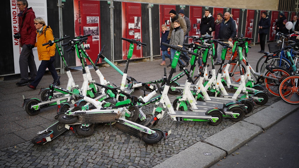 E-Scooter werden auf Gehwegen abgestellt. 