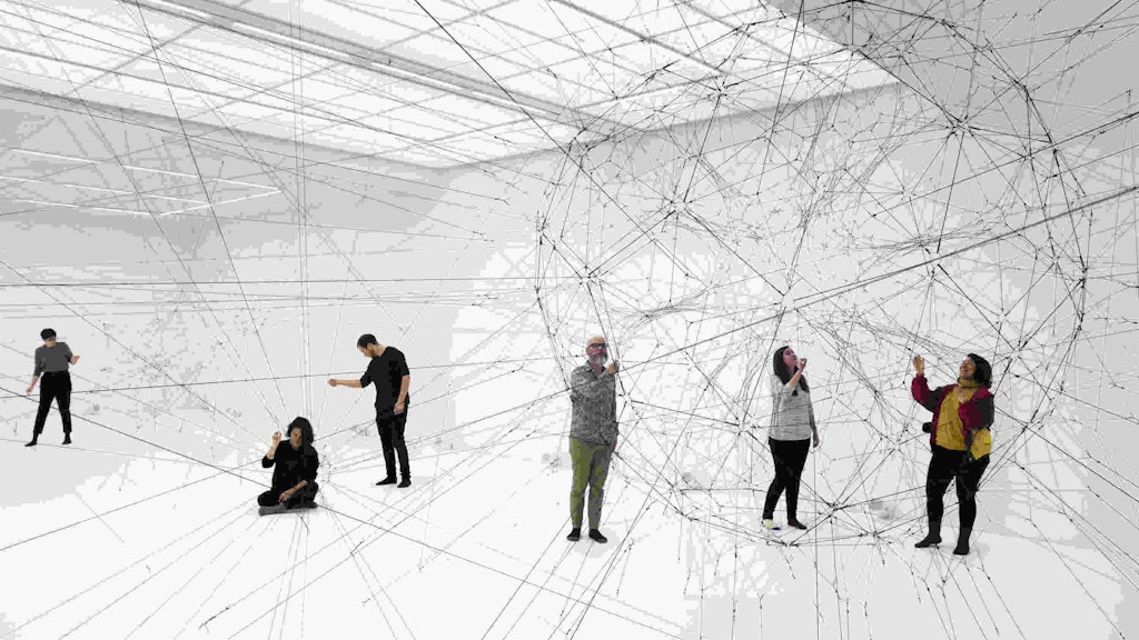 Von den Spinnen lernen: Tomás Saraceno hat die Galeriehalle in einen Denkraum verwandelt.