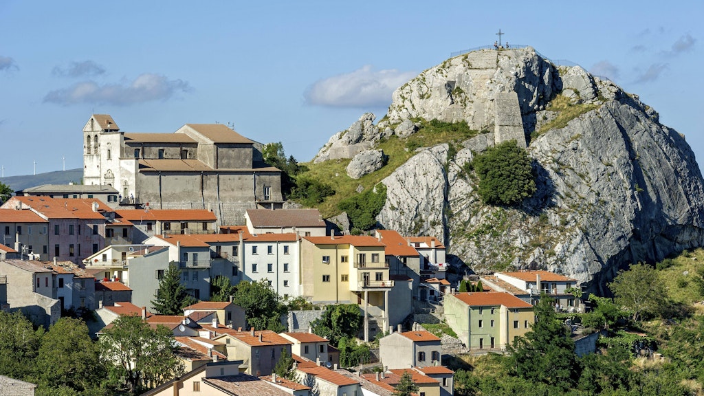 Das Berggdorf Pietrabbondante lockt mit seiner Kirche Chiesa di Santa Maria Assunta und 700 Euro monatlich für Zugezogene.