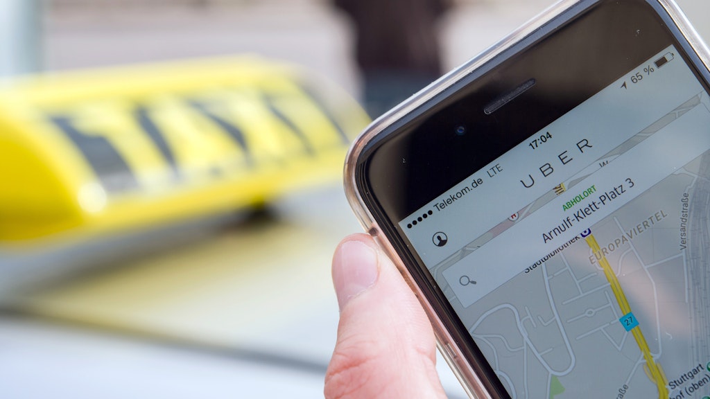 Die gängigen Fahrdienste UBER und herkömmliche Taxis.