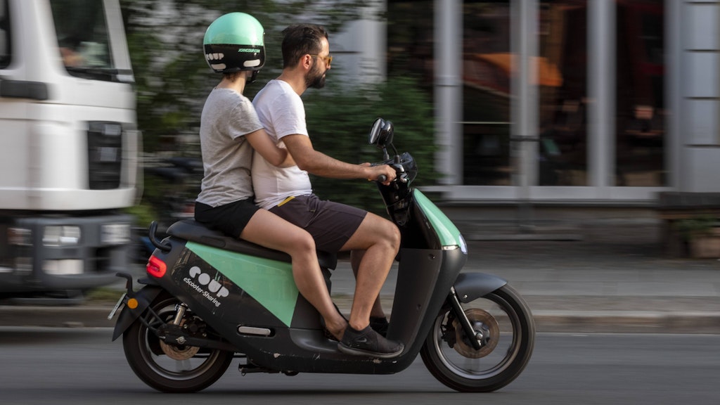 Elektro-Roller des Sharing-Unternehmens Coup fährt durch Berlin.