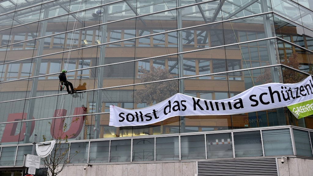 Der Schriftzug DU aus dem Parteiennamen CDU ist in der CDU-Bundesgeschäftsstelle, dem Konrad-Adenauer-Haus zu sehen.