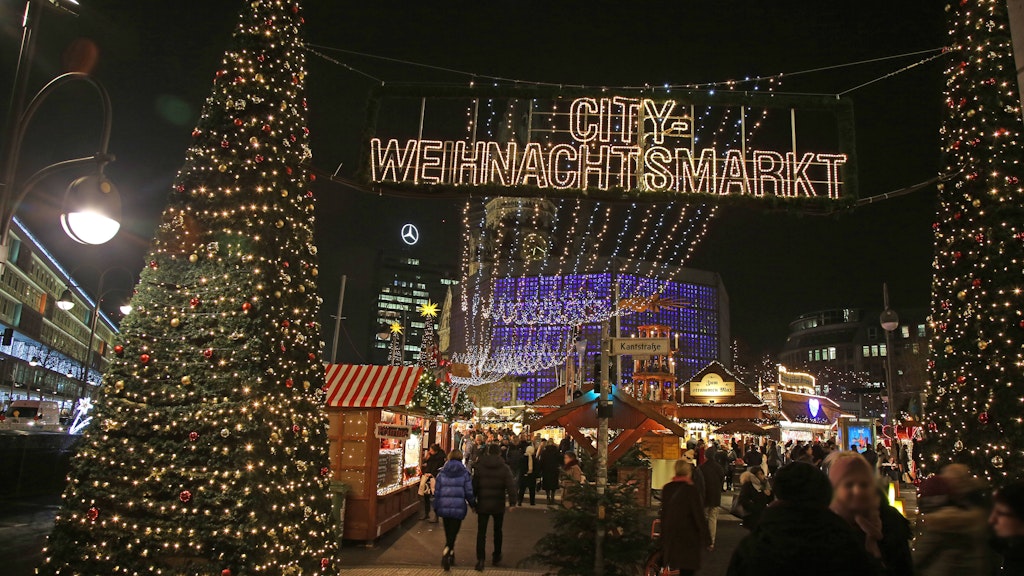Der Weihnachtsmarkt auf dem Breitscheidplatz an der Gedächtniskirche (Archiv 2018).