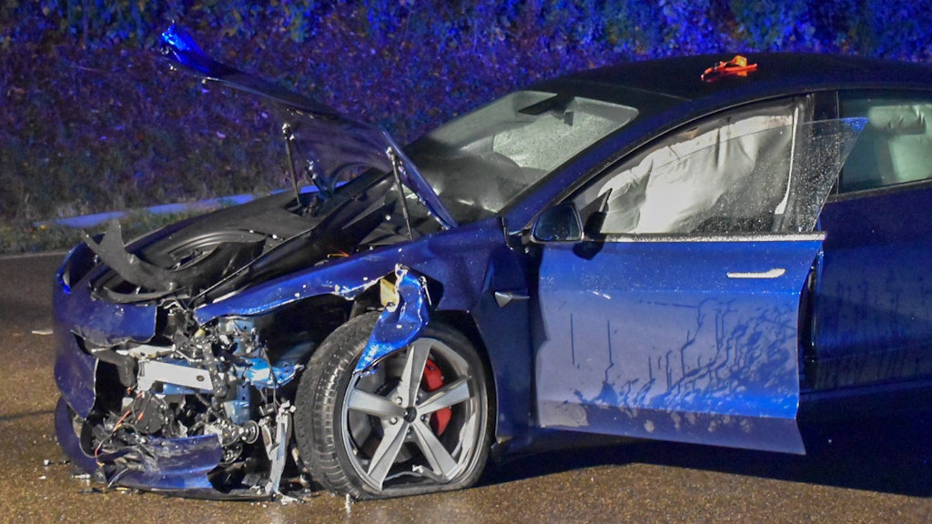 Wenn ein E-Auto nach einem Unfall nur noch ein Wrack ist, stehen Entsorger vor einem Problem.