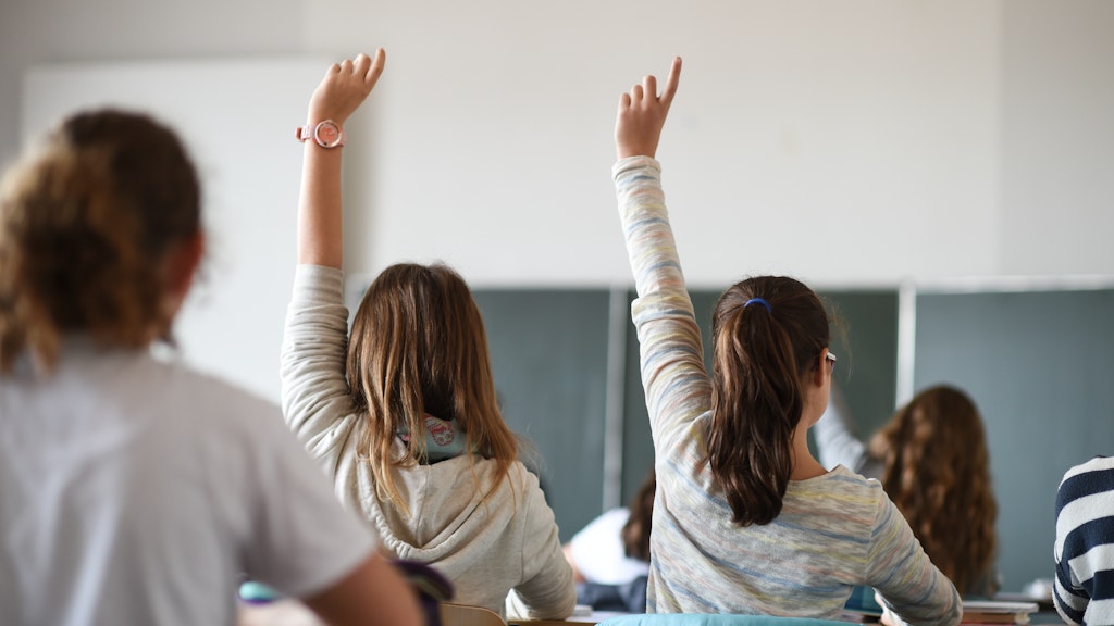 Schüler einer siebenten Klasse melden sich während des Deutschunterrichts in einem Gymnasium. (Symbolbild)