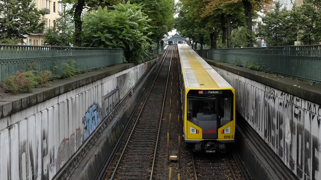 Von unten nach oben: Eine U-Bahn auf der Schönhauser Allee.