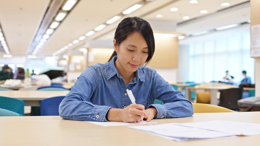 Auch wer keine Ausbildung durchlaufen hat, kann als sogenannter «Externer» an den Abschlussprüfungen teilnehmen und so seinen Abschluss nachholen.