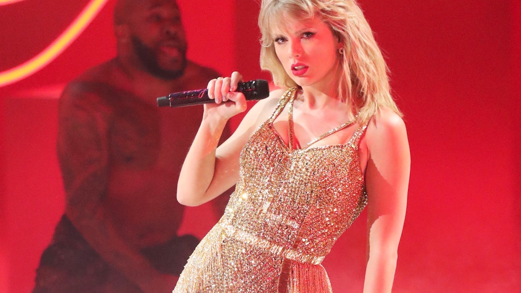 Taylor Swift wurde bei den American Music Awards mit der Trophäe als „Künstlerin des Jahrzehnts“ geehrt.