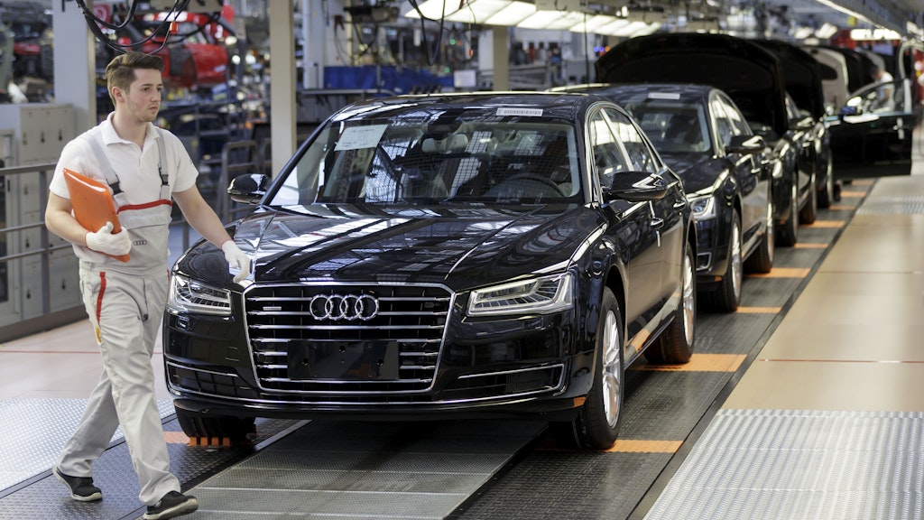 Ein Werksmitarbeiter in einer Produktionshalle von Audi in Neckarsulm.