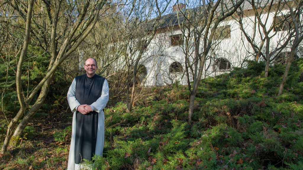 Pater Simeon Wester vor dem verfallenen Forsthaus. Hier könnte ein neuer Ort für die Mönche geschaffen werden. 