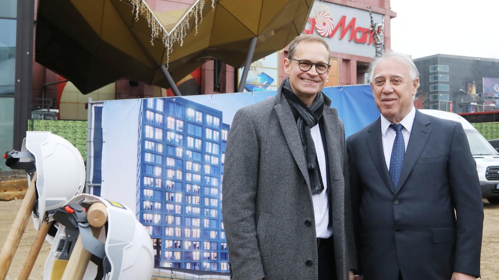 Investor Sergej Ambartsumyan (rechts) und der Regierende Bürgermeister Michael Müller.