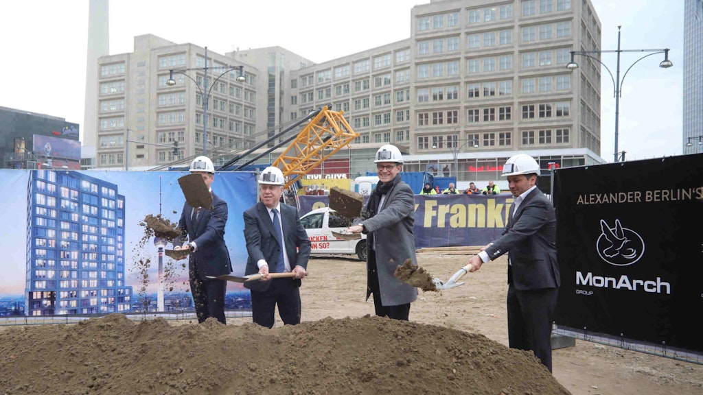 Andrej O. Sobolev von der russischen Botschaft, Investor Sergej Ambartsumyan, Bürgermeister Michael Müller und Vanek Bodeyan von Monarch Deutschland (v.l.n.r).