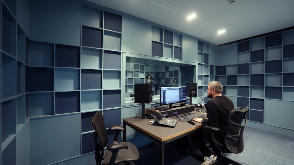 Ein spezielles Kastendesign haben die Audible-Gestalter gewählt. Damit die Macher sich im Tonstudio wohlfühlen, gibt es Fenster, die Tageslicht hereinlassen.