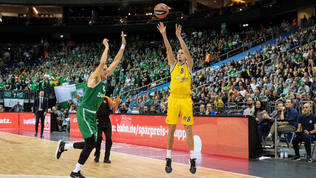 Sichere Hand: Marcus Eriksson nimmt des Gegners Korb ins Visier. 