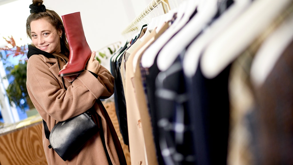 Anna Schunck, Nachhaltigkeitsbloggerin, sieht sich auf in der Second-Hand Boutique "The good store" Kleidungsstücke an. Andere rufen den «Kauf-nix-Tag» aus.