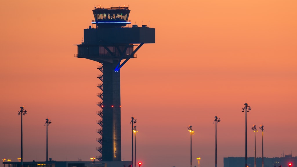 Könnte bald gebraucht werden: Der neue Tower des Flughafens BER. 