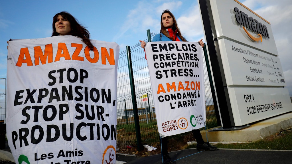 Auch in Frankreich wird Amazon bestreikt. In Bretigny-sur-Orge blockieren Umweltaktivisten die Zufahrt. Sie geben Amazon eine Mitschuld am Klimawandel.