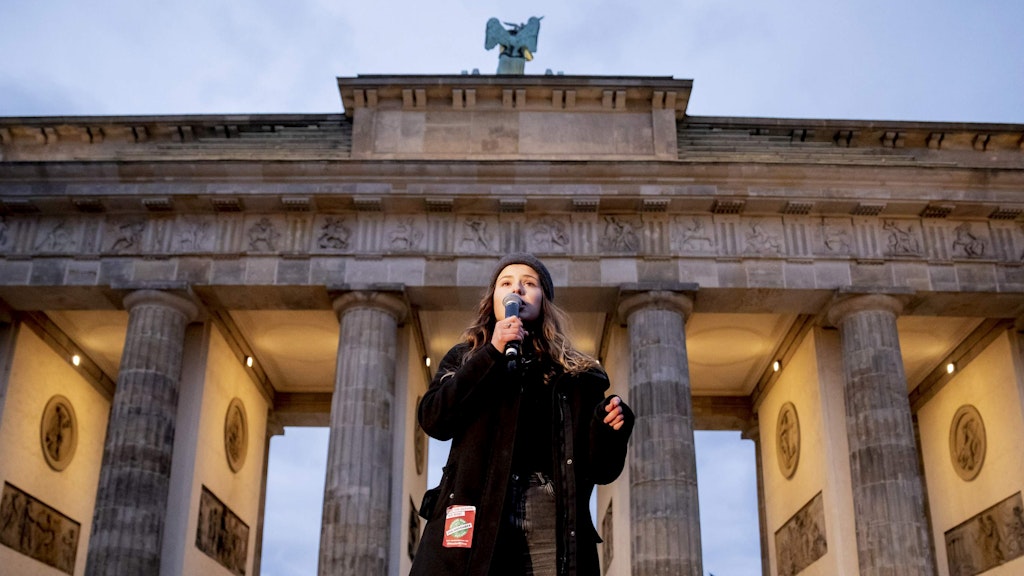 Luisa Neubauer von Fridays for Future vor dem Brandenburger Tor