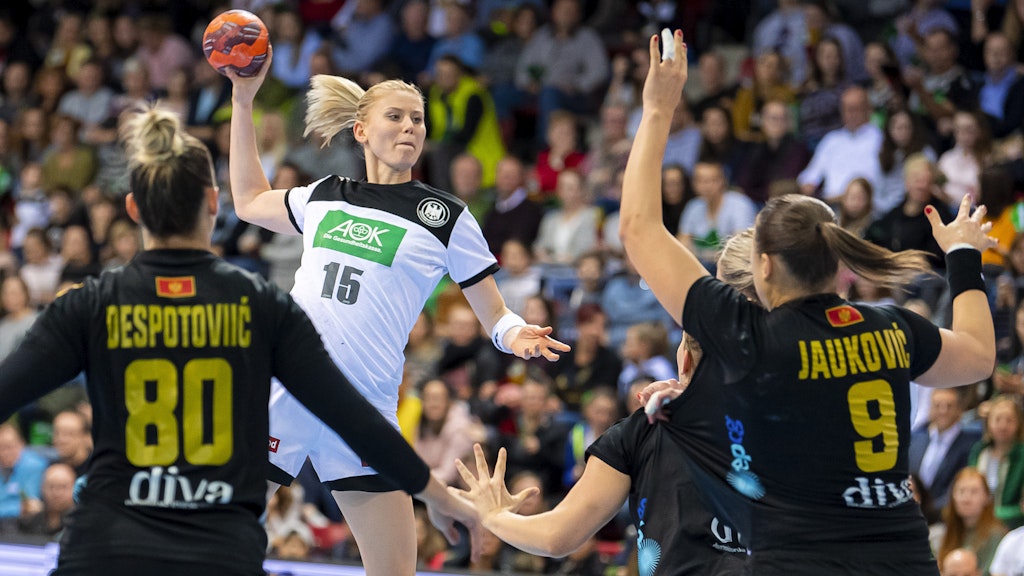 Testlauf gegen Montenegro: Kim Naidzinavicius prüft die gegnerische Abwehr. Die 28-Jährige soll dem deutschen Handballteam mit ihrer Erfahrung helfen.