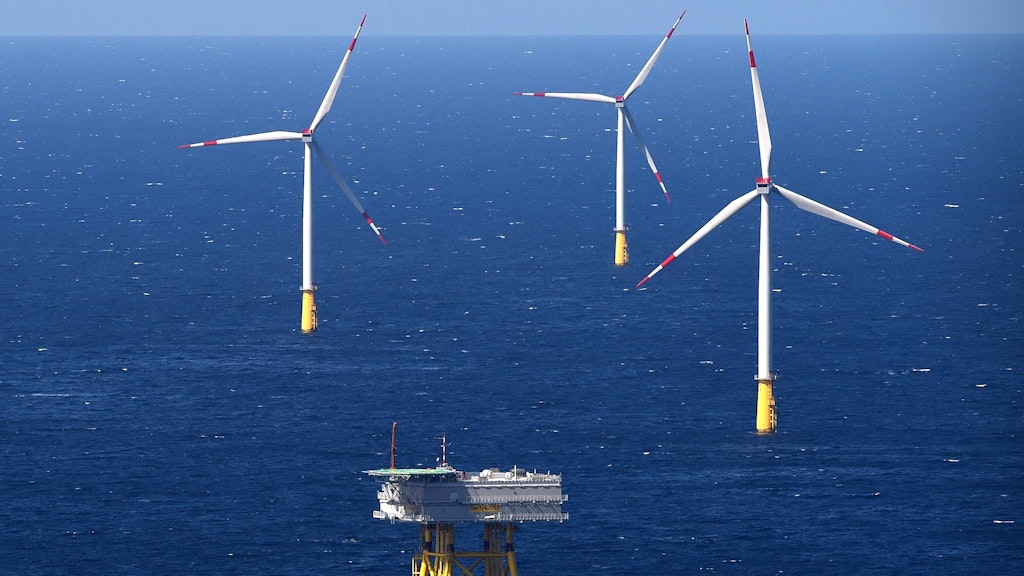 Ein Umspannwerk und Windräder stehen in der Nordsee rund 43 Seemeilen (70 Kilometer) westlich der Insel Sylt.