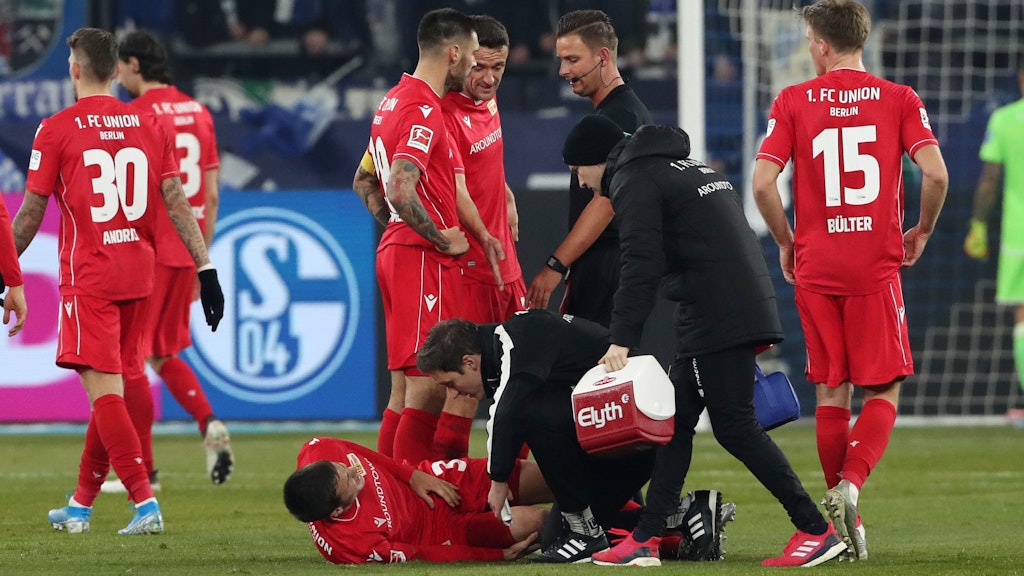 Keven Schlotterbeck muss in der 26. Minute des Spiels gegen Schalke behandelt werden.