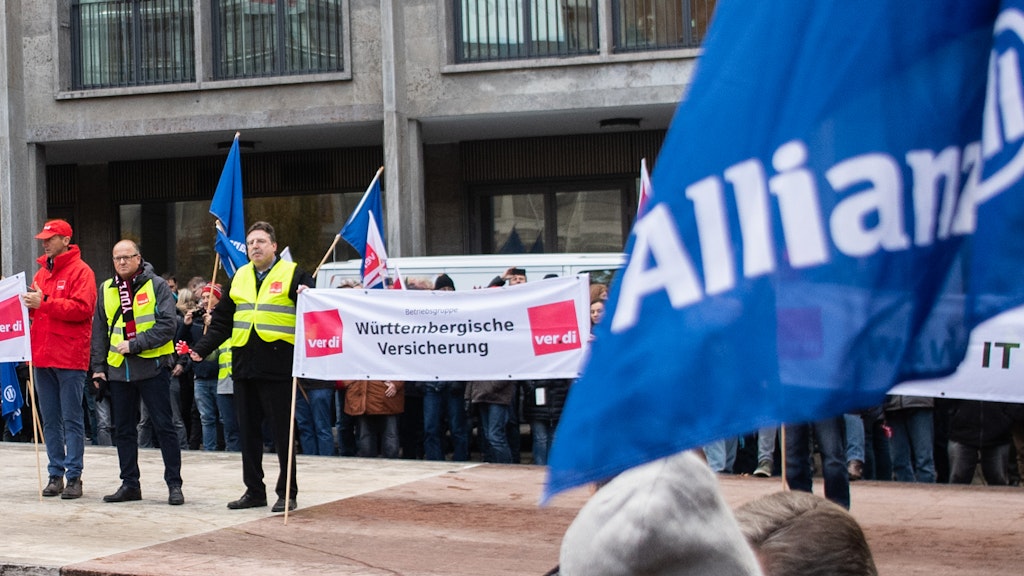 Die Gewerkschaft Verdi rief am 18. November Beschäftigte der Stuttgarter Versicherungen zu einem ganztägigen Warnstreik auf.