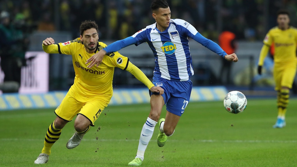 Davie Selke behauptet sich gegen Mats Hummels, der später mit Gelb-Rot vom Platz musste.