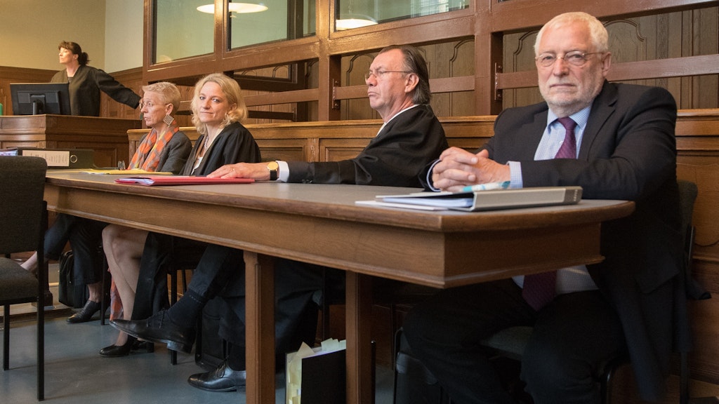 Die beiden Ärzte Babett R. (l.) und Klaus V. (r.) sitzen neben ihren Anwälten. Sie bestreiten den Vorwurf des Totschlags.