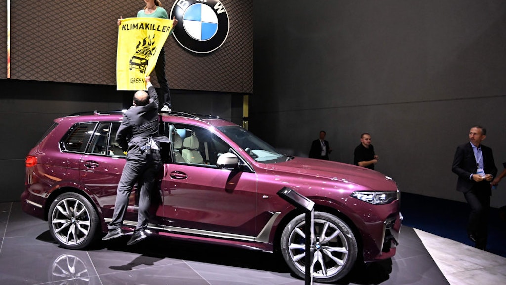Klimaschützer demonstrieren. Die Autoindustrie, das zeigt die IAA, steht zwischen überholter Vergangenheit und unklarer Zukunft.