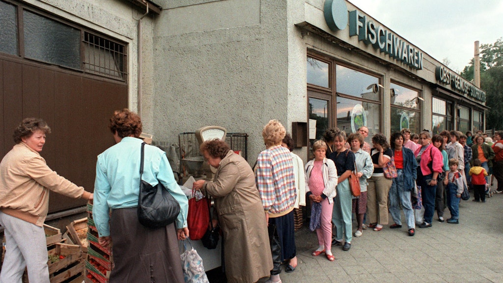 Käufer stehen im September 1989 Schlange vor einem Obst- und Gemüsestand.