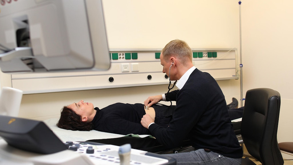 Der Arzt Heiko Zürcher untersucht eine Patientin.